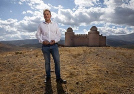 Alejandro Ramírez, alcalde de La Calahorra, en la colina del castillo.