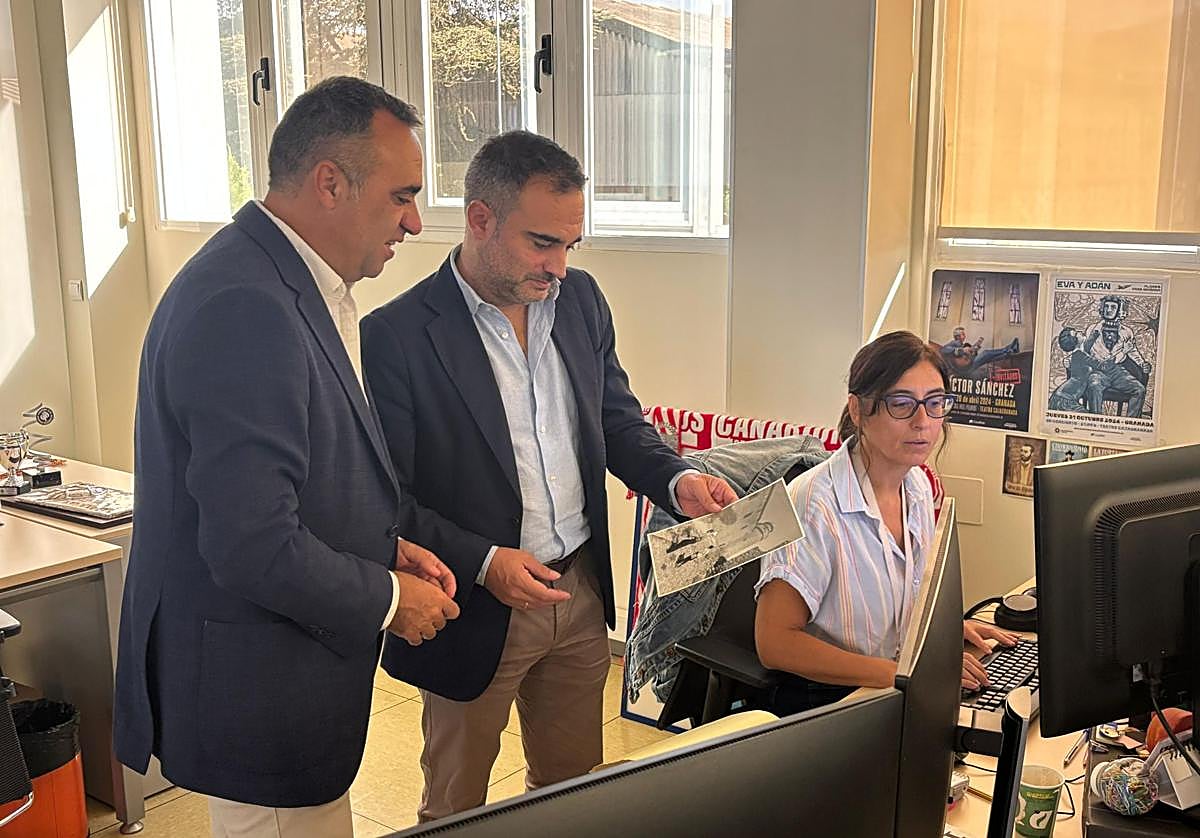 Francis Rodríguez, presidente de Diputación, y Quico Chirino, director de IDEAL, observan una fotografía del archivo del periódico.