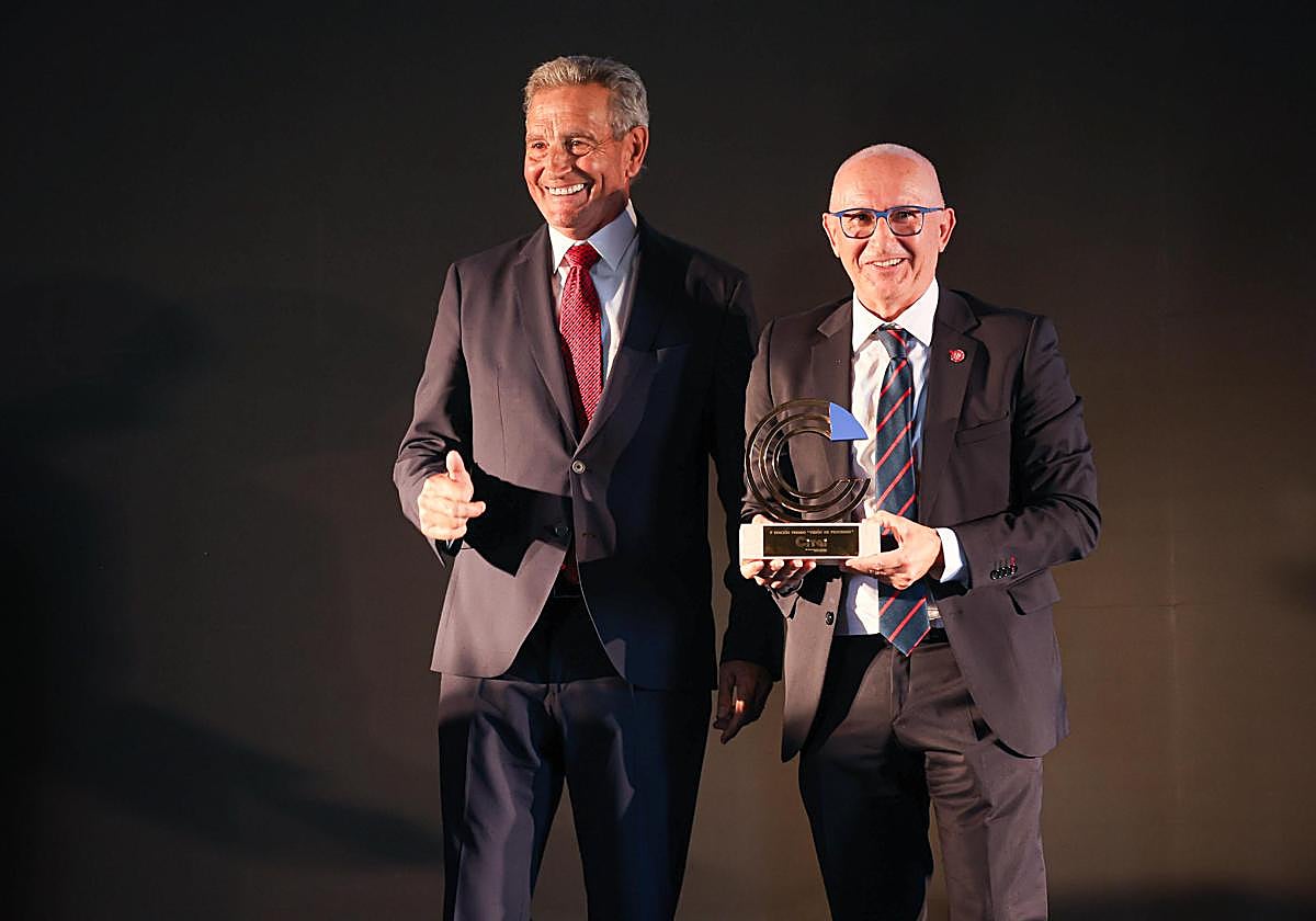 El catedrático de la UGR Enrique Herrera recibe el reconocimiento de la Citai.