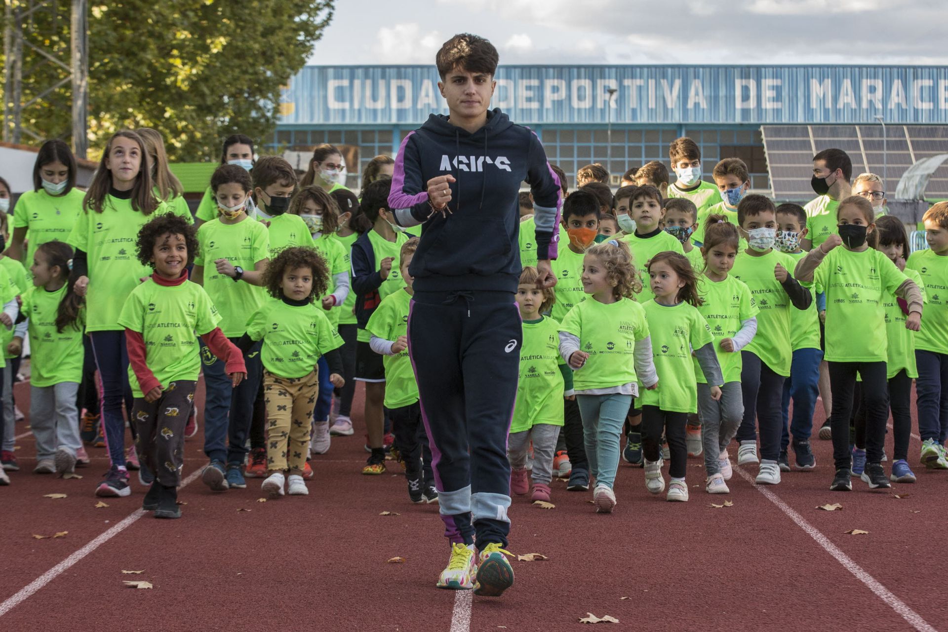 La deportista marcha entre alumnos del club de Maracena.