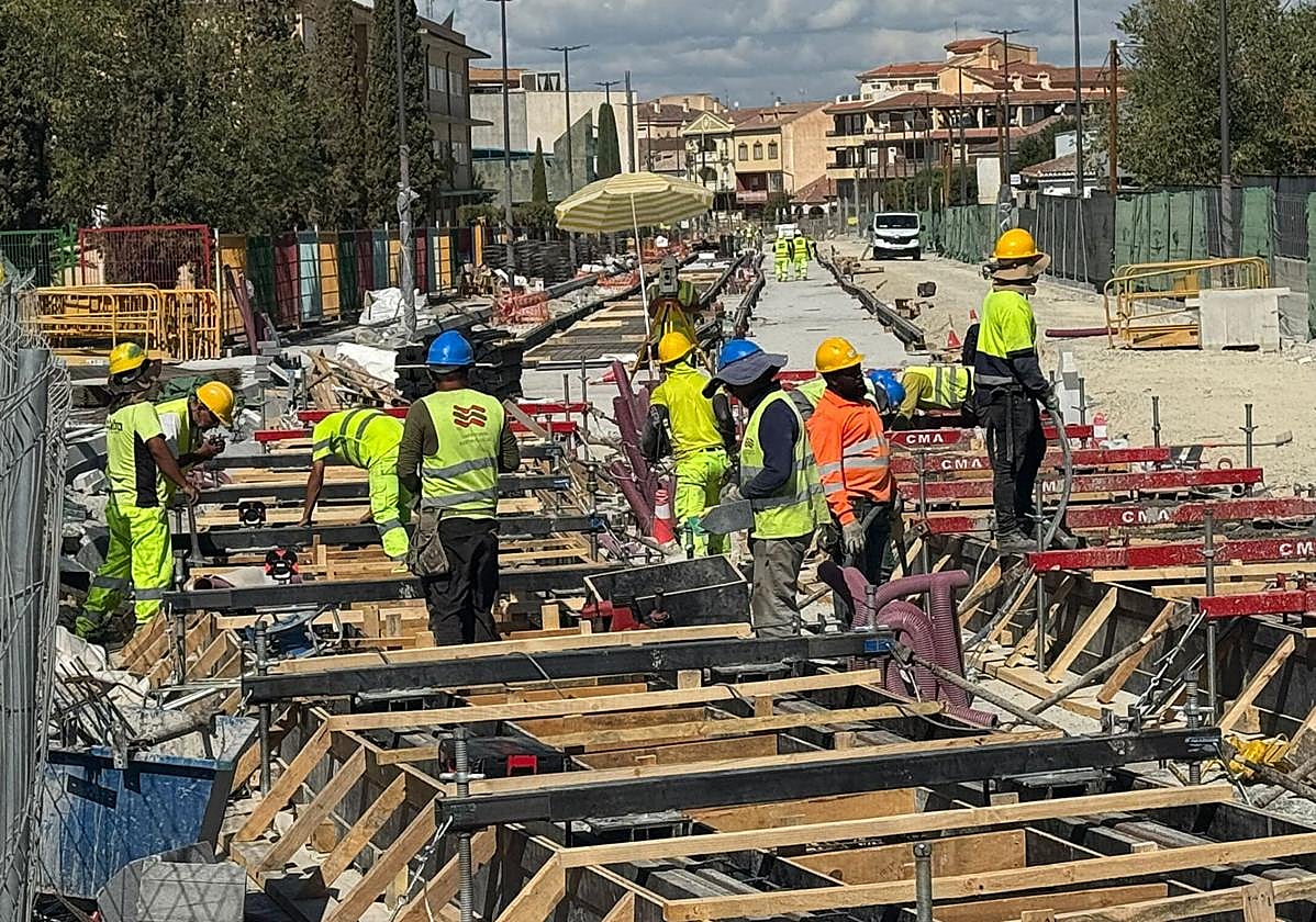 Colocación de los carriles de vía en la glorieta de Santa Lucía con la calle San Ramón de Churriana de la Vega.