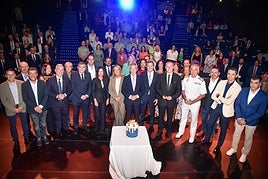 Representantes institucionales de distintas administraciones de la provincia se disponen a soplar las velas de la tarta del 20º aniversario de la AutoridadPortuaria.