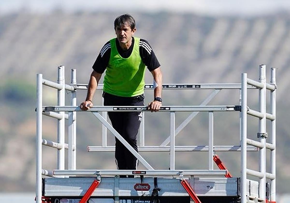 Pacheta supervisa el entrenamiento del Granada desde un andamio.