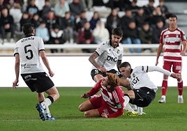El rojiblanco Jorge Pascual se duele en el césped tras sufrir un derribo en El Plantío.