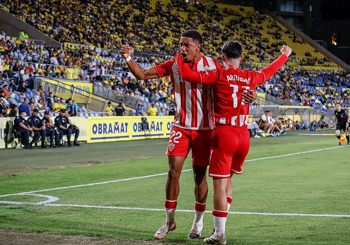 Sergio Arribas celebra un gol que vale su peso en oro.