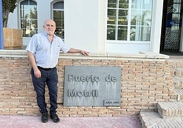 Antonio Molina, que está a punto de jubilarse definitivamente, en las instalaciones del puerto de Motril.