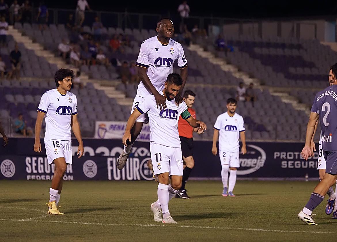Sako celebra con Mario Martos un tanto ante el Granada.
