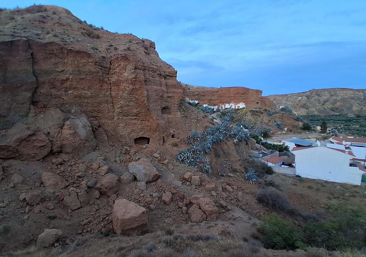 Imagen principal - Rocas procedentes del nuevo desprendimiento. 