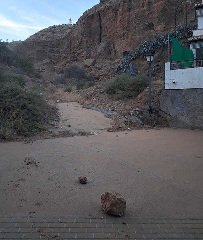 Imagen secundaria 2 - Rocas procedentes del nuevo desprendimiento. 