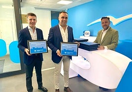 El presidente provincial del PP, Francis Rodríguez, y el secretario general, Jorge Saavedra, entregan los avales.