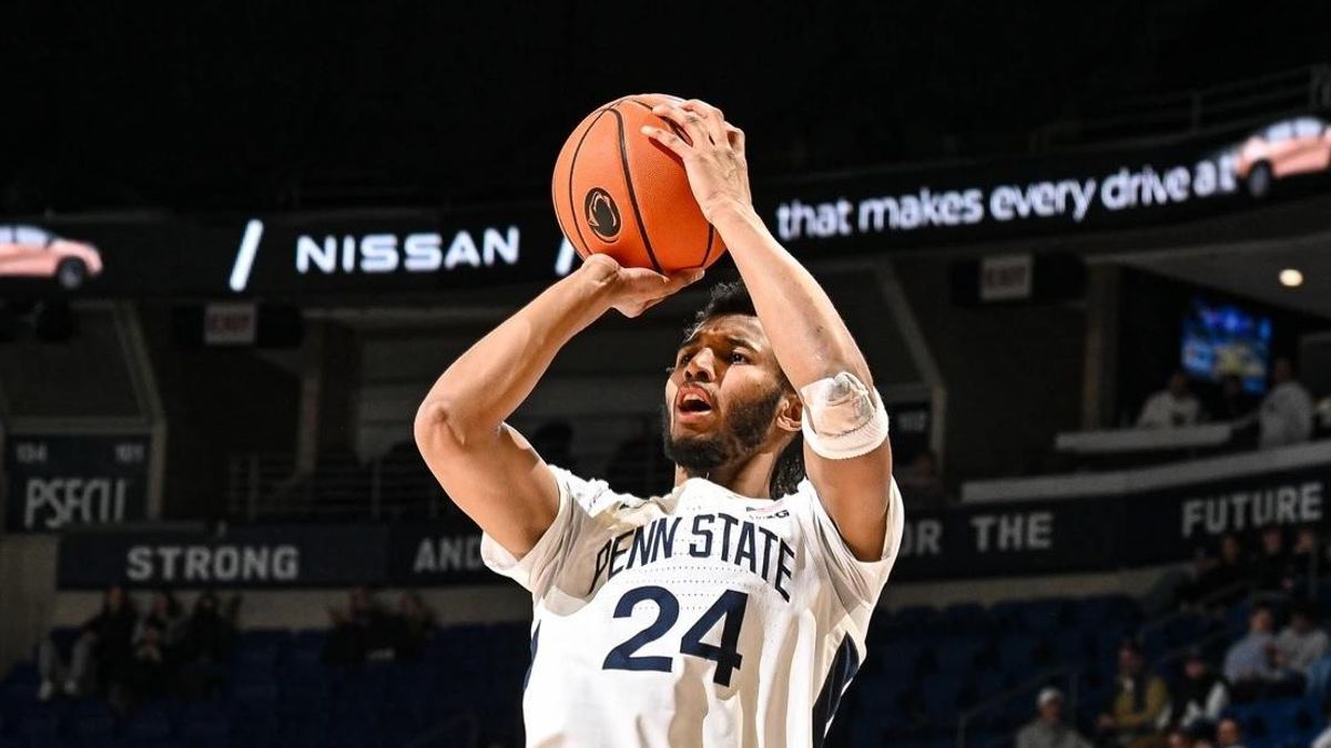 Zach Hicks lanza a canasta en su etapa universitarioa, acredita un buen porcentaje en el triple.