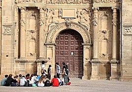 Turistas en la monumental plaza Vázquez de Molina de Úbeda.