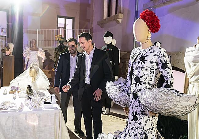 El presidente, Javier A. García, y el diputado, Carlos Sánchez, visitan la muestra expositiva.