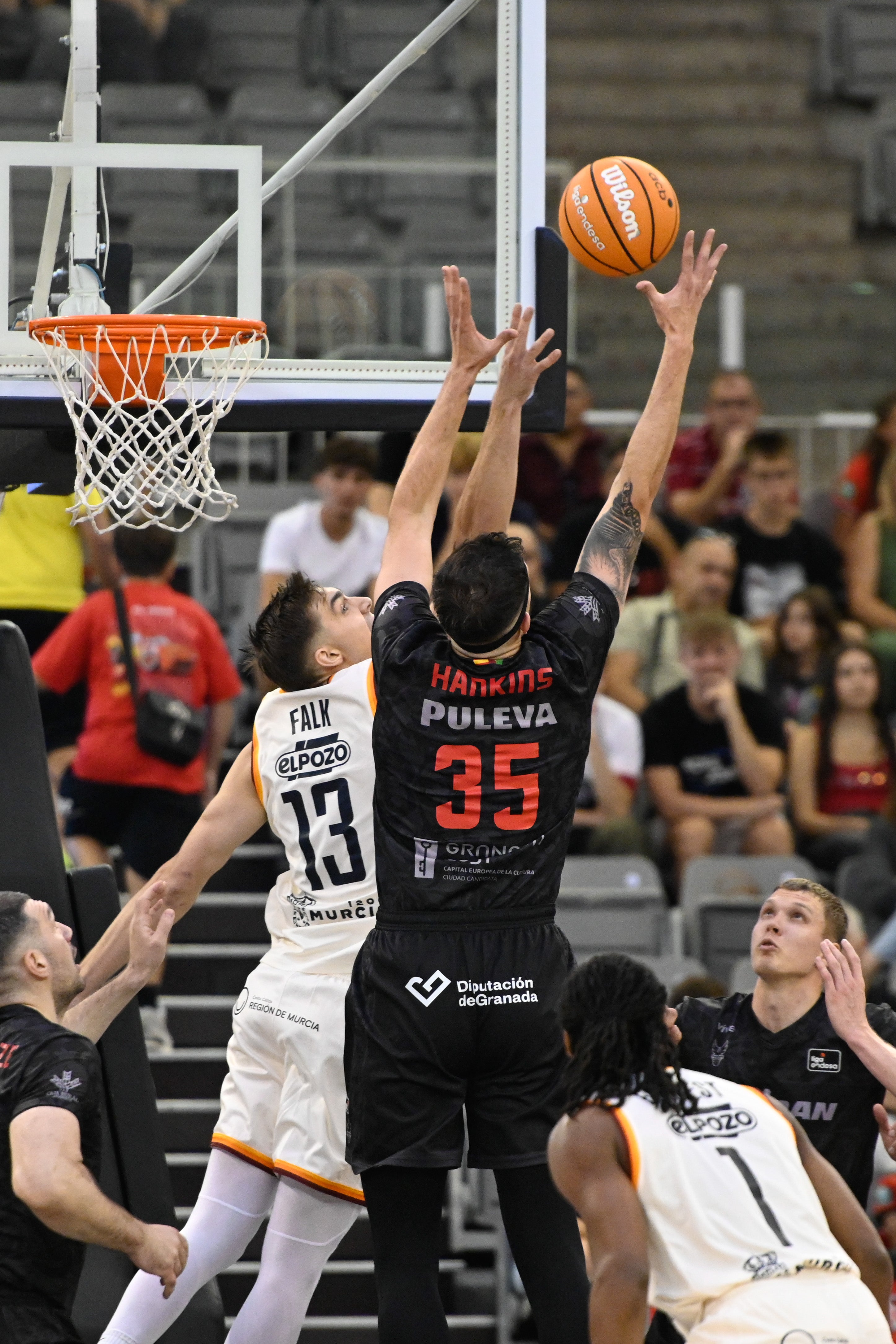 Zach Hankins (35) busca el rebote ante Will Falk.