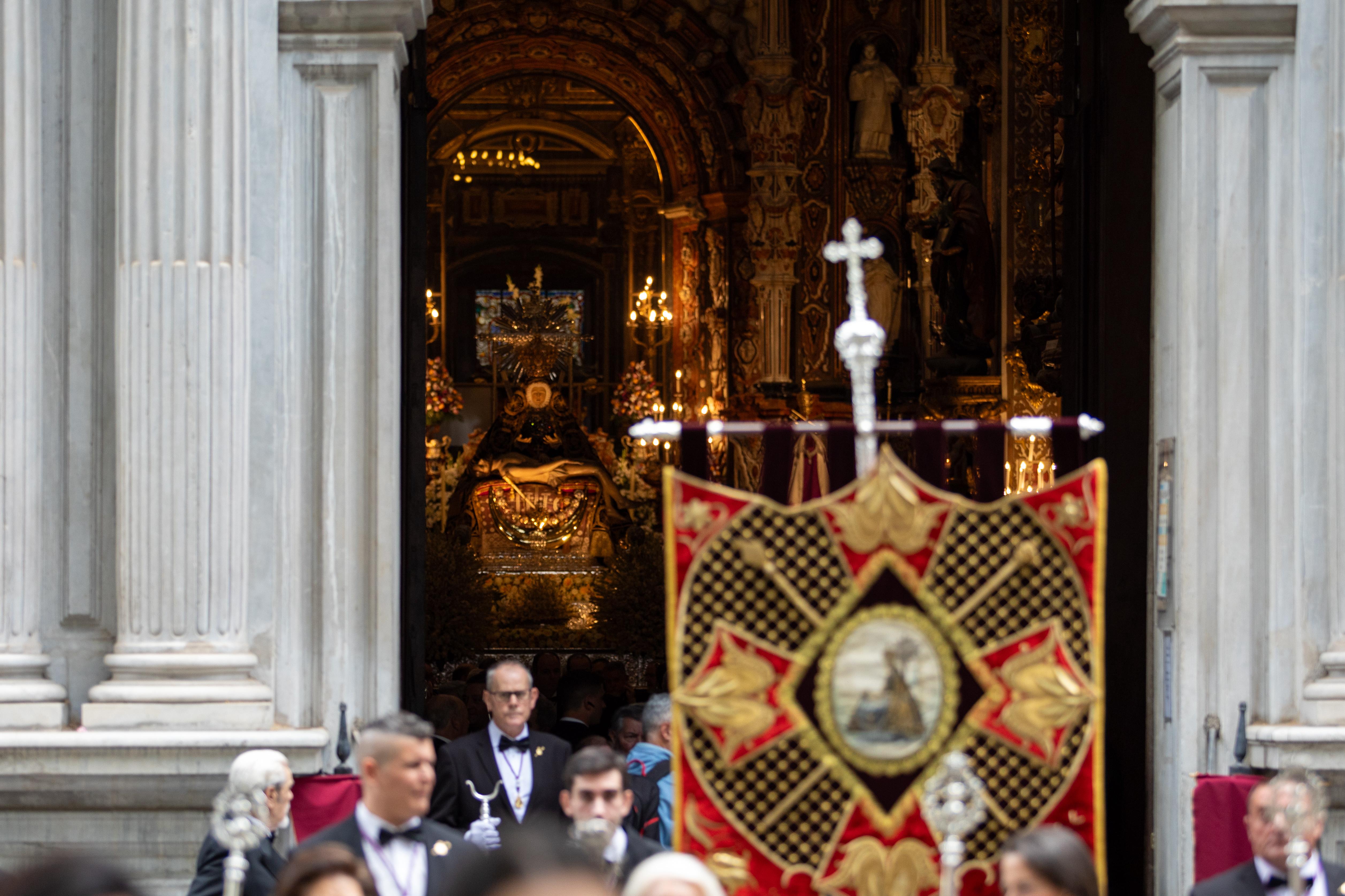 Las imágenes de la procesión de la Patrona por las calles de Granada