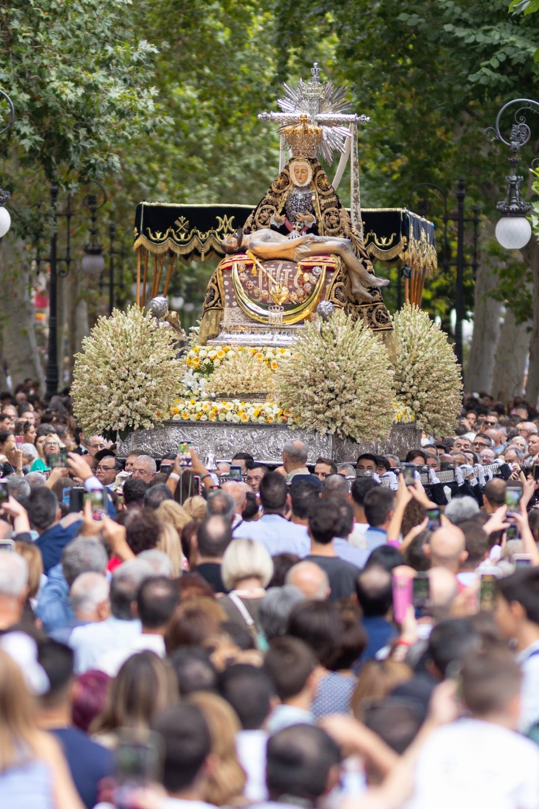 Las imágenes de la procesión de la Patrona por las calles de Granada
