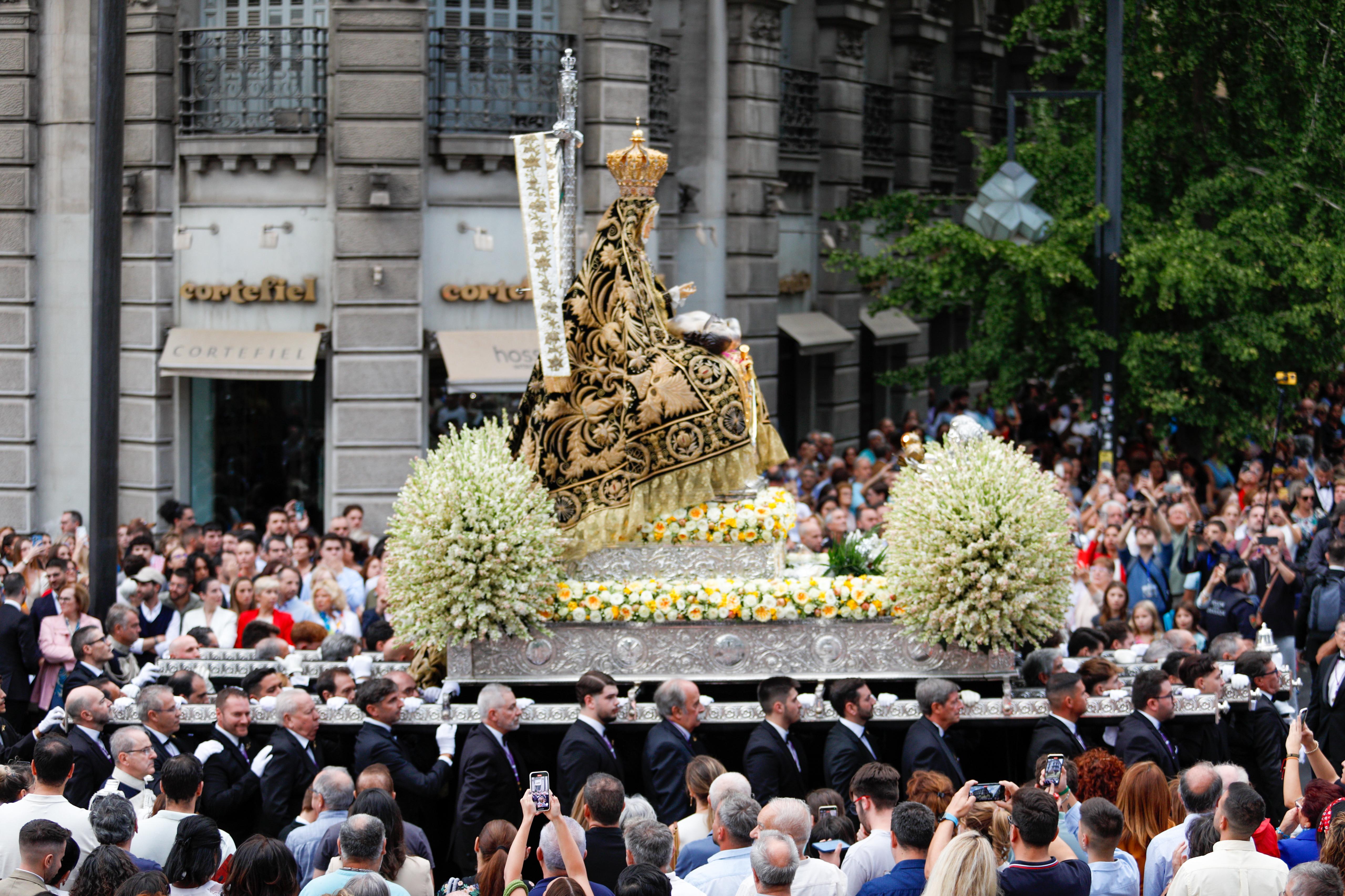 Las imágenes de la procesión de la Patrona por las calles de Granada