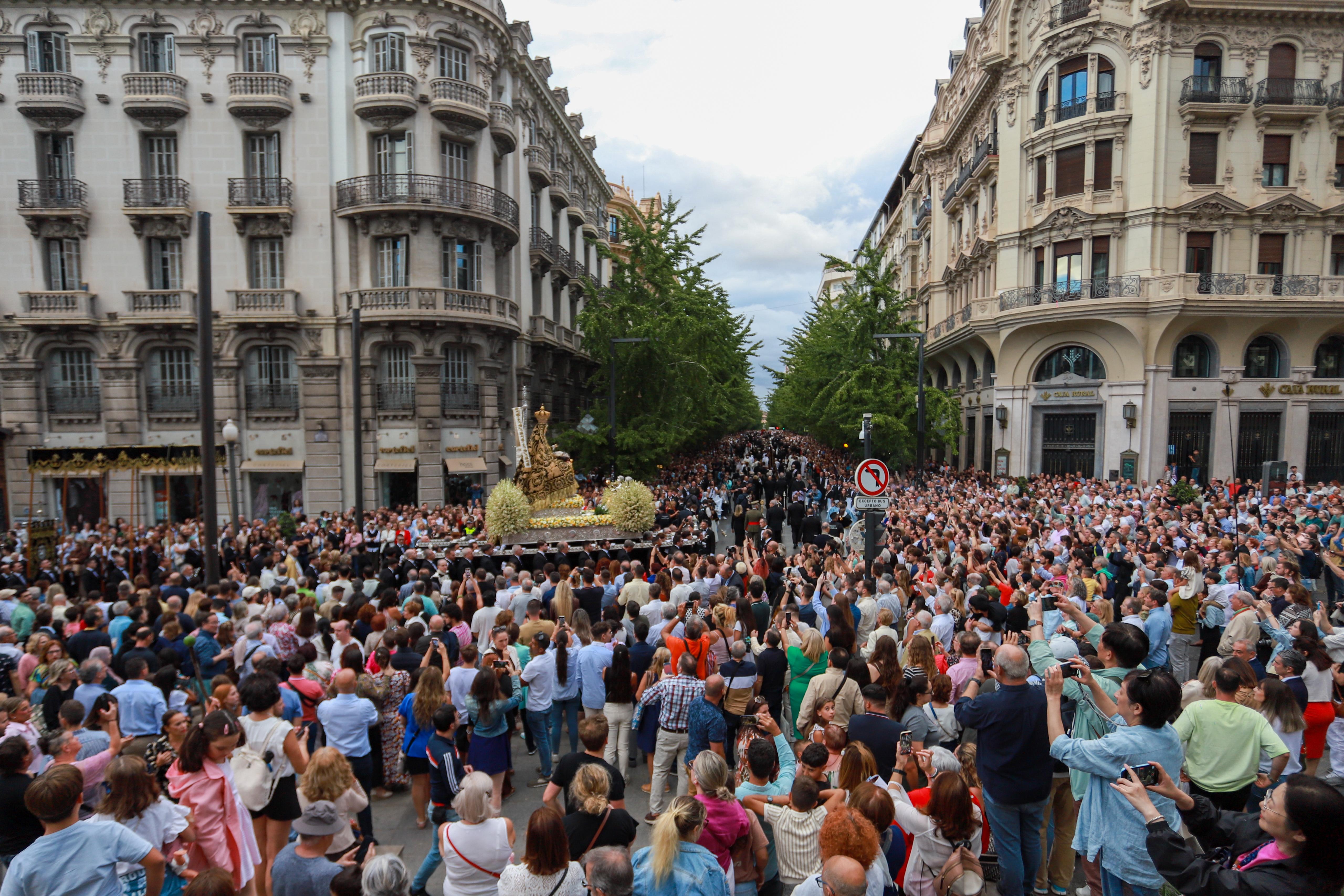 Las imágenes de la procesión de la Patrona por las calles de Granada
