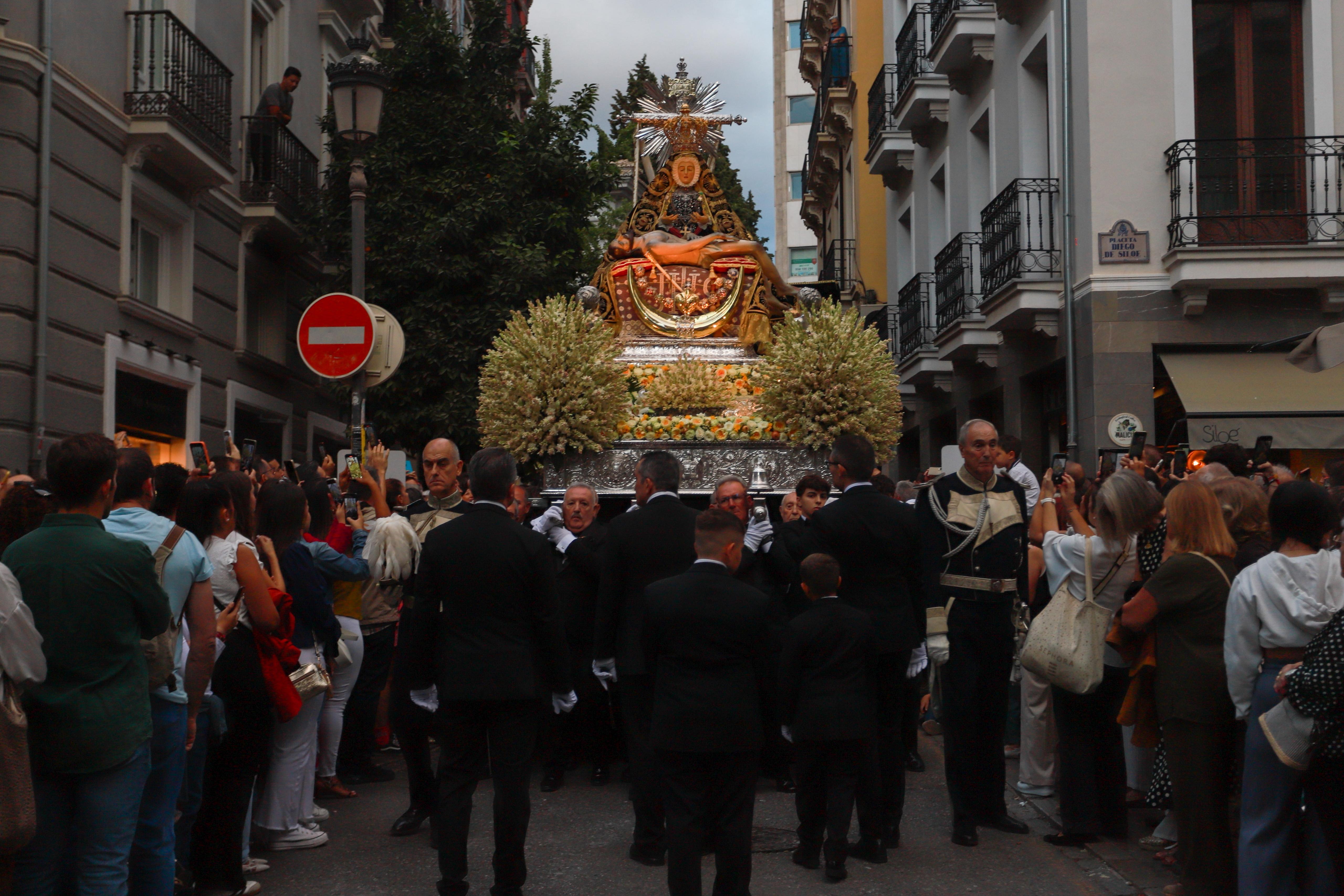Las imágenes de la procesión de la Patrona por las calles de Granada