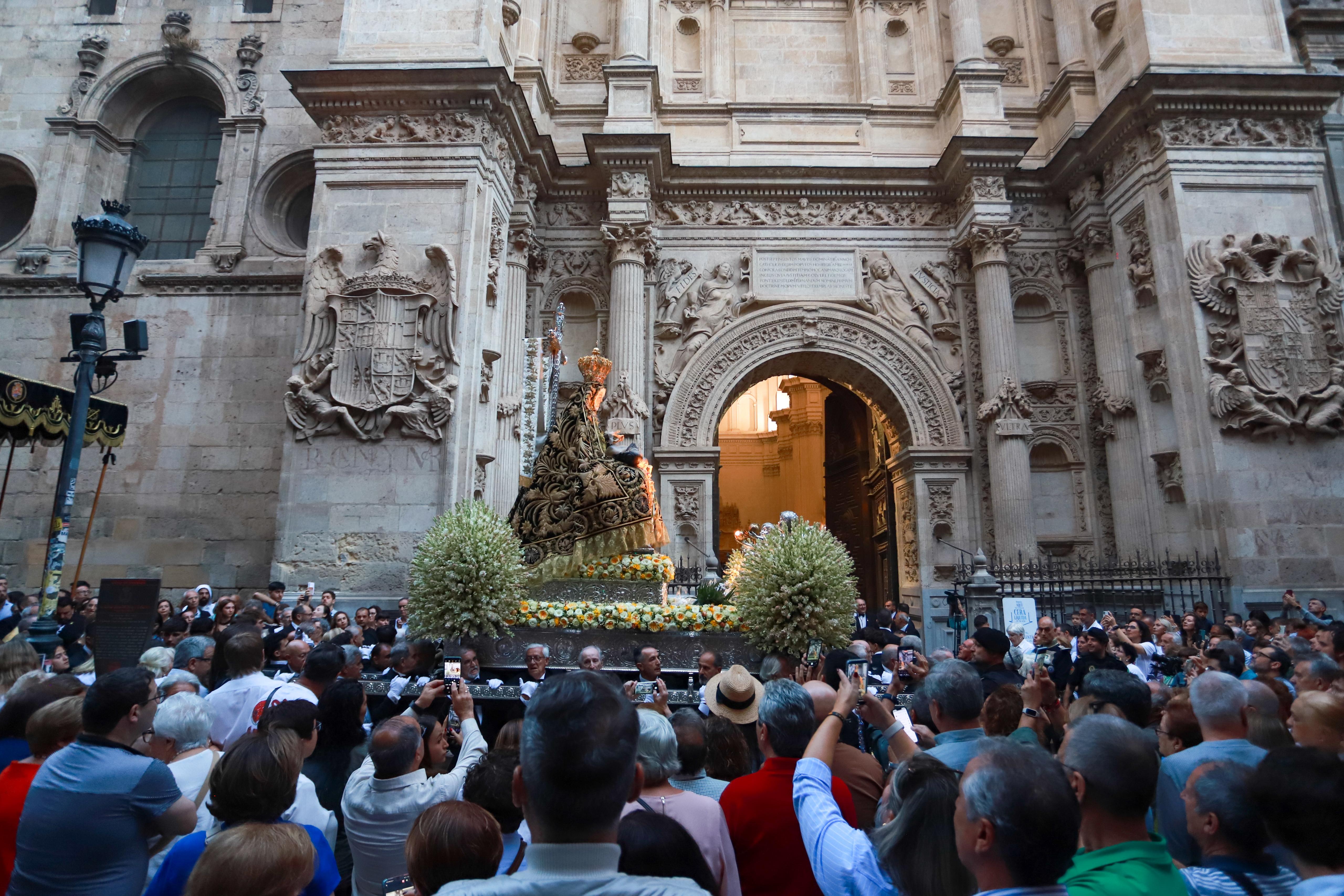 Las imágenes de la procesión de la Patrona por las calles de Granada