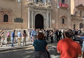Ambiente a las puertas de la Basílica de la Virgen de las Angustias este domingo al mediodía.