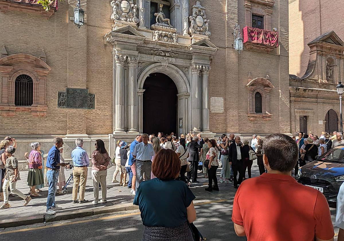 Ambiente a las puertas de la Basílica de la Virgen de las Angustias este domingo al mediodía.
