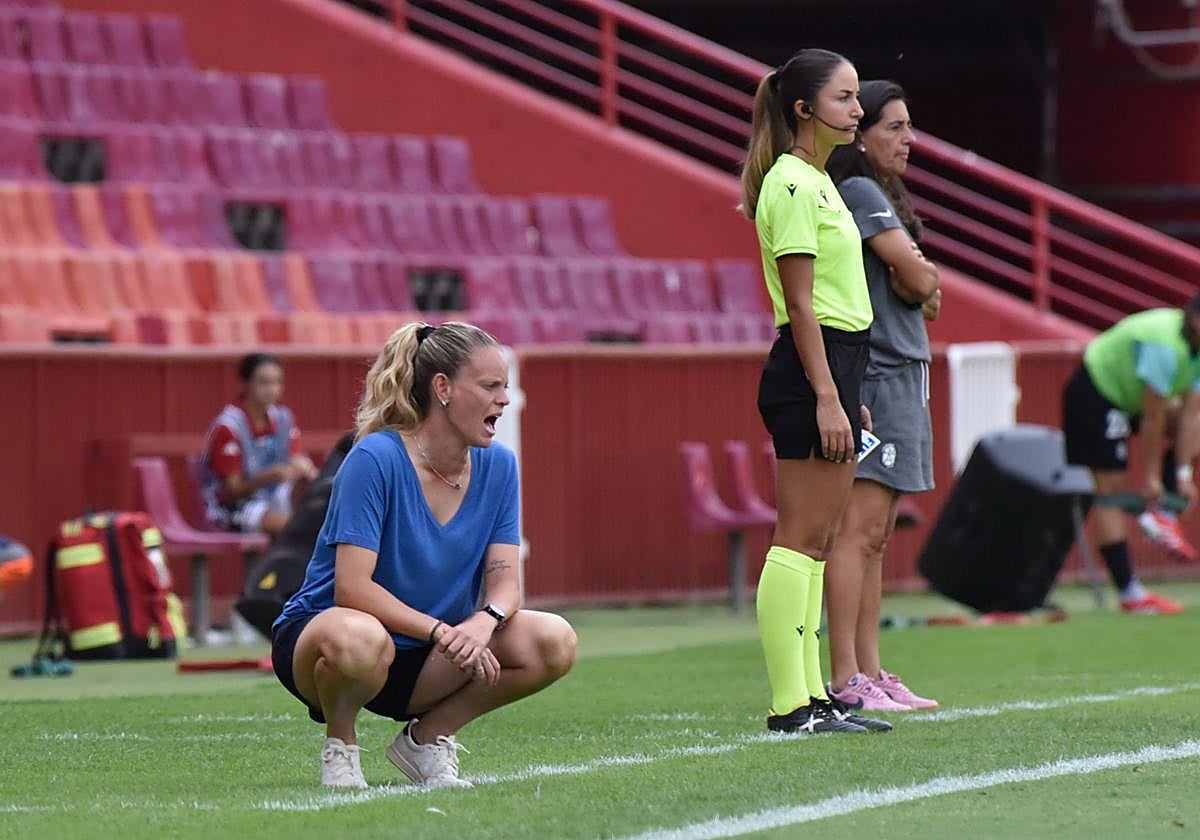 La entrenadora del Granada femenino, Irene Ferreras, en un partido anterior.