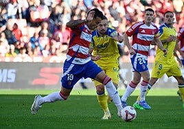 Reinier intenta marcharse de Ontiveros durante el derbi de la temporada pasada.