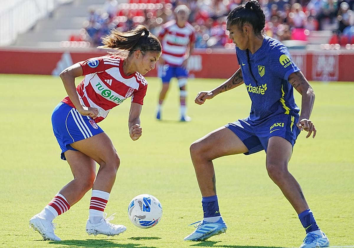 La rojiblanca Laura Pérez encara a la colchonera Gaby.