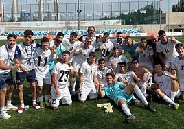 Los futbolistas de la Universidad de Granada y su cuerpo técnico celebran el bronce mundial universitario.