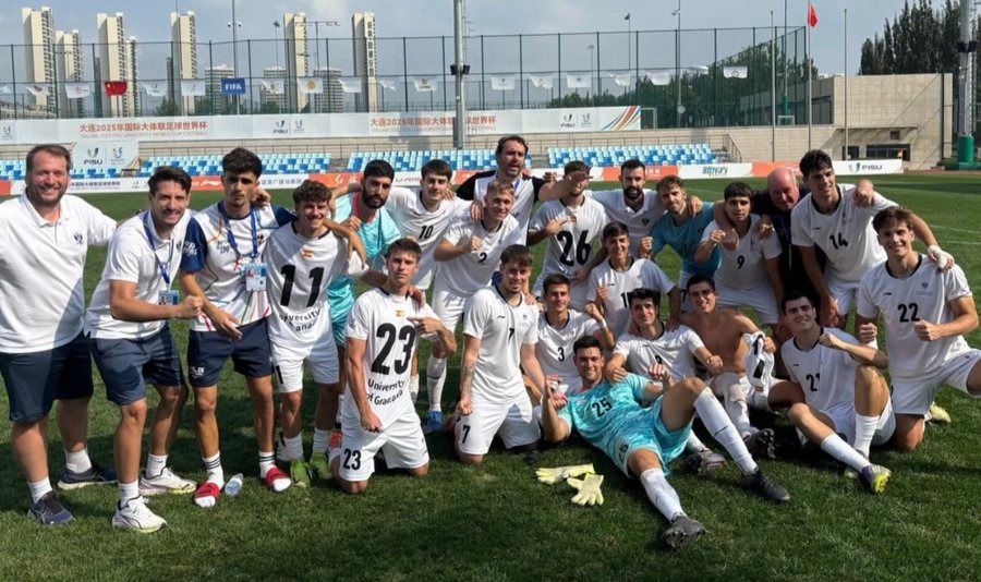 Los futbolistas de la Universidad de Granada y su cuerpo técnico celebran el bronce mundial universitario.