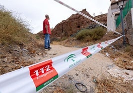 Julio vive junto a la ladera en la que se producen los derrumbes