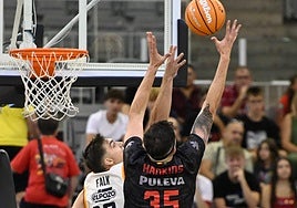 Zach Hankins (35) busca el rebote ante Will Falk.