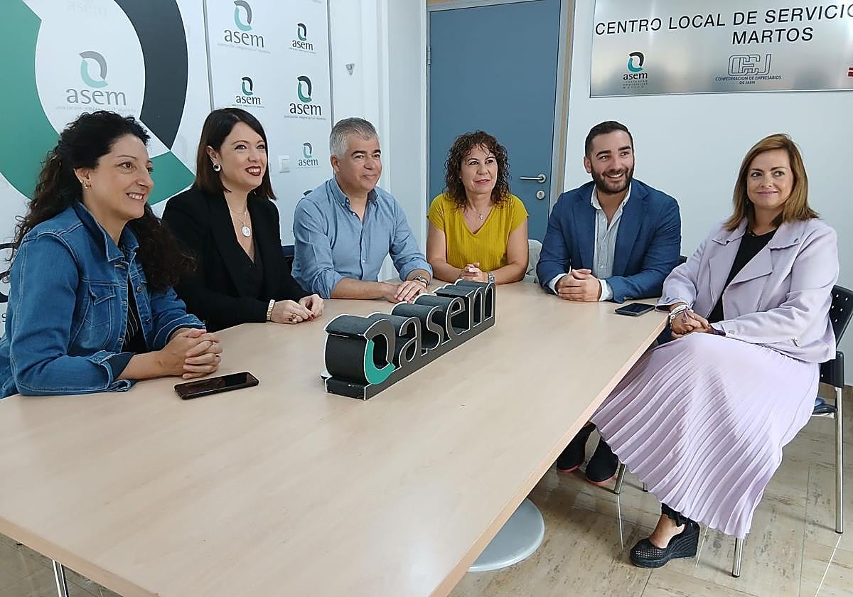 Reunión de la delegada de Empleo con representantes de Asem Martos y el alcalde.