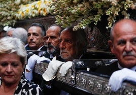 Horquilleros de la Virgen, en un descanso de la procesión.