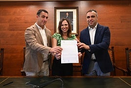 Firma del acuerdo entre la consejera de Fomento, Rocío Díaz, junto al alcalde de Alhendín, Jorge Sánchez, y en presencia del presidente de la Diputación de Granada, Francisco Rodríguez, a mediados de junio.