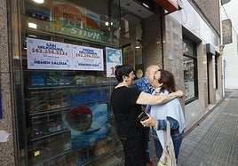 Entrega de un premio millonario del Euromillones, en una imagen de archivo.