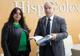 Raquel y su abogado, Javier López y García de la Serrana.