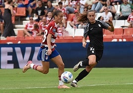 La rojiblanca Vera Molina, durante un partido en Los Cármenes este curso.