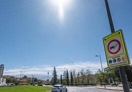 Cartel de señalización de la zona de bajas emisiones en Granada.