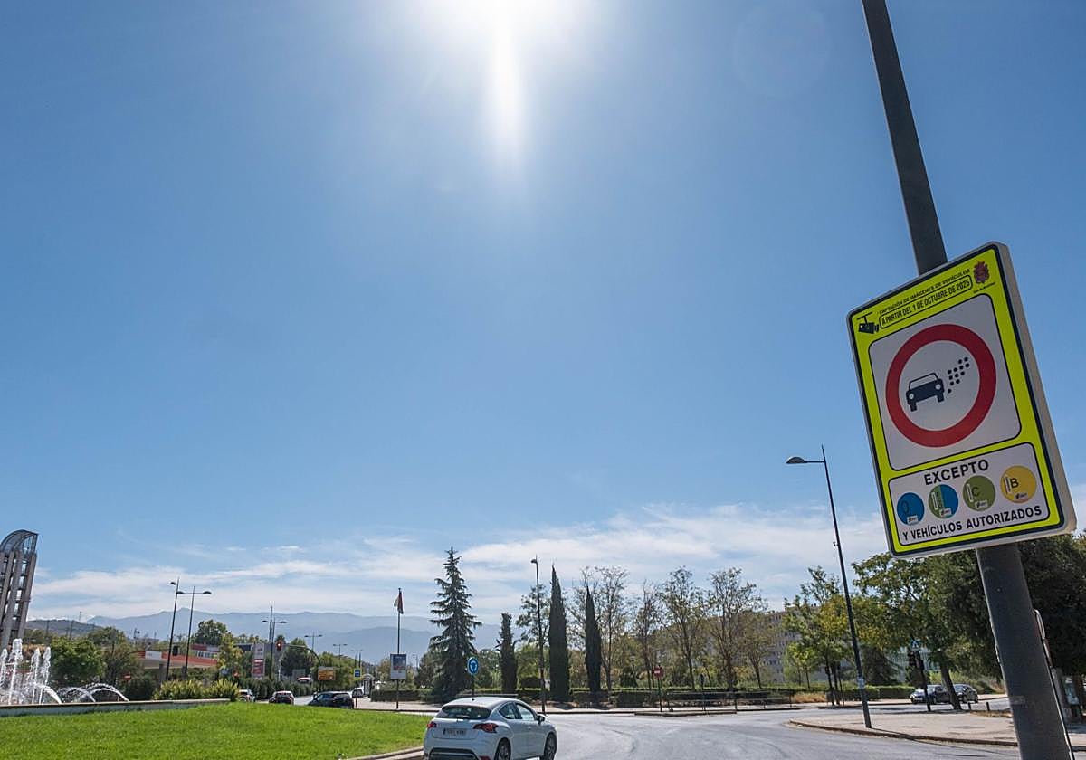 Cartel de señalización de la zona de bajas emisiones en Granada.
