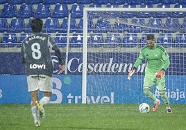 Luca Zidane recibe la pelota con los pies durante el partido, con Alemañ delante.