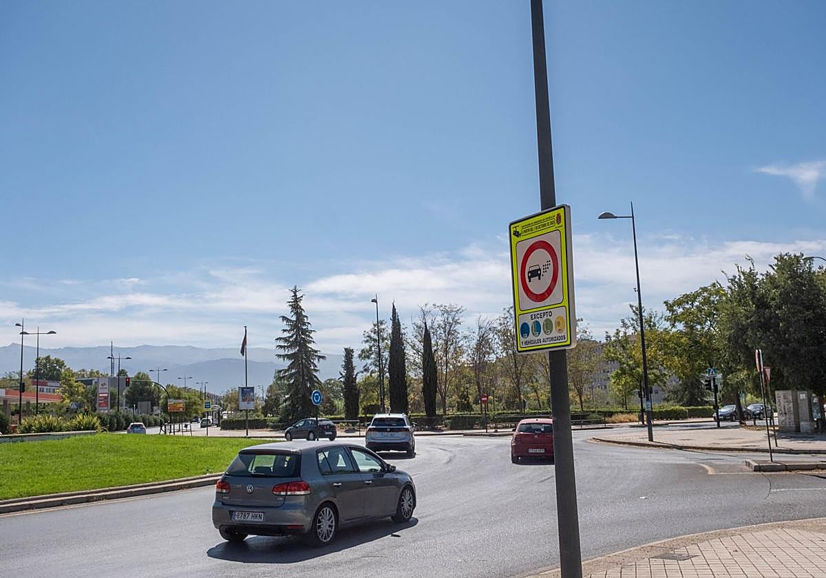 Cartel de señalización de la zona de bajas emisiones en Granada.
