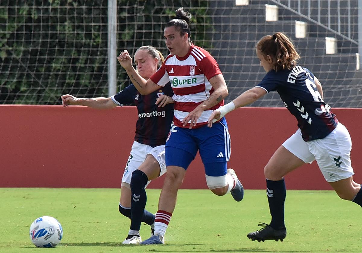 La rojiblanca Alba Pérez sortea a dos rivales del Eibar en la Ciudad Deportiva.