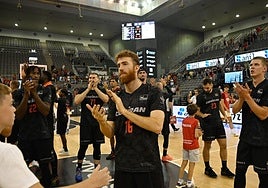 Los jugadores se despiden al final del partido.