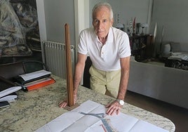 El escultor, Abelardo Espejo, señala la ubicación de la obra junto a una maqueta de esta, en su casa de la capital granadina.