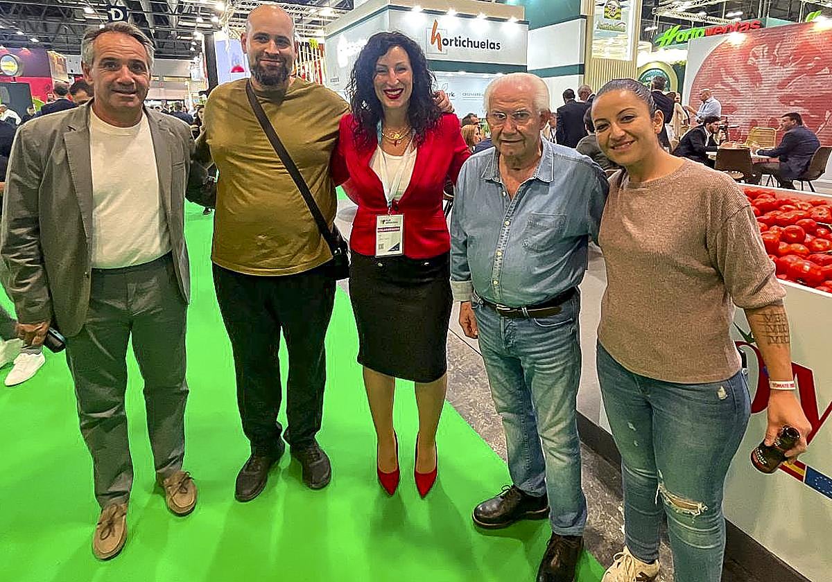La alcaldesa de Almería junto a los cher Ginés Peregrín y Antonio Gázquez, en Fruit Attraction.