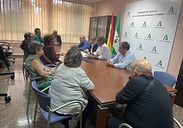 Reunión entre los vecinos y representantes de la Delegación de Fomento y AVRA.