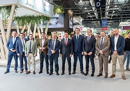 El presidente de la Diputación de Almería con alcaldes, concejales y diputados en la pasada edición de la feria.