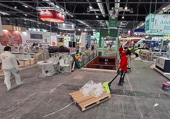 Preparativos en la víspera de la inauguración en la zona de expositores de Almería y Andalucía.